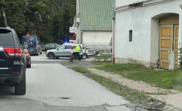 FOTO: Vo Veľkej Lomnici došlo k dopravnej nehode. V úseku sa tvorili kolóny