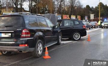 FOTO: Mladík nasadol do cudzieho zaparkovaného auta, spôsobil dopravnú nehodu