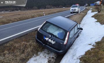 FOTO: Vodič narazil s 2,5 promile do dopravnej značky