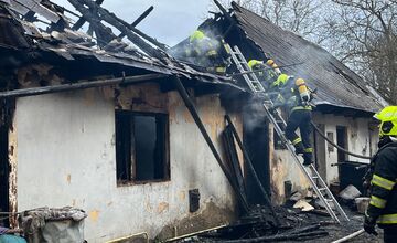 FOTO: Pri požiari rodinného domu v Nižnom Hrušove bola jedna osoba nájdená bez známok života